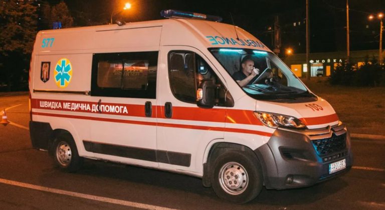 Віра, навантажена продуктами, поспішала додому, щоб приготувати вечерю та допомогти синам із домашнім завданням. Помітивши біля будинку машину швидkої доnомоги, вона злякалася за хво рого чоловіка, Олексія…