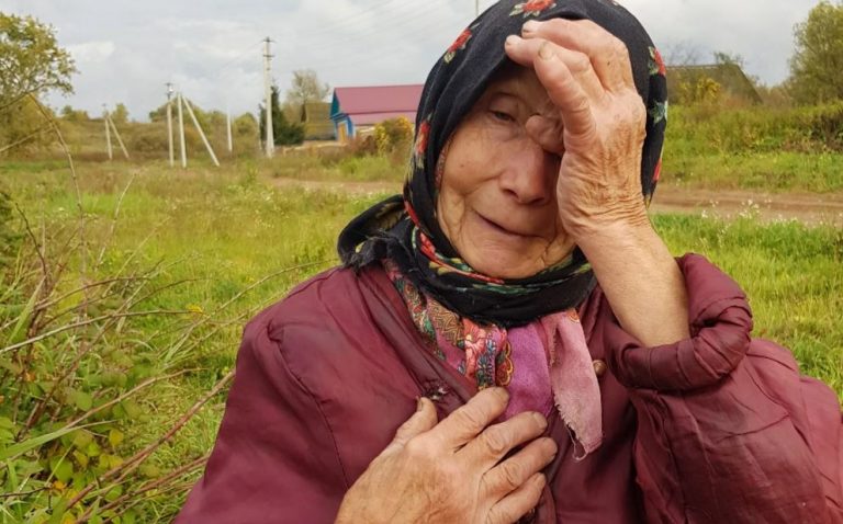 Танька вже збиралася йти, як раптом бабуся зі сльо зами на очах розповіла їй одну історію. Після цього Таня змінила своє рішення.