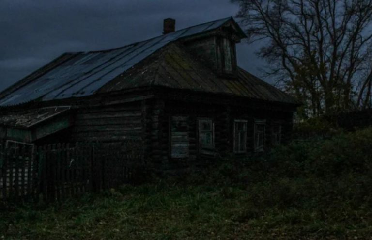 Увійшовши до занедбаного будинку, Кирило зрадів, що знайшов місце для ночівлі. Але тут він побачив дивну жінку, яка сиділа до нього спиною.