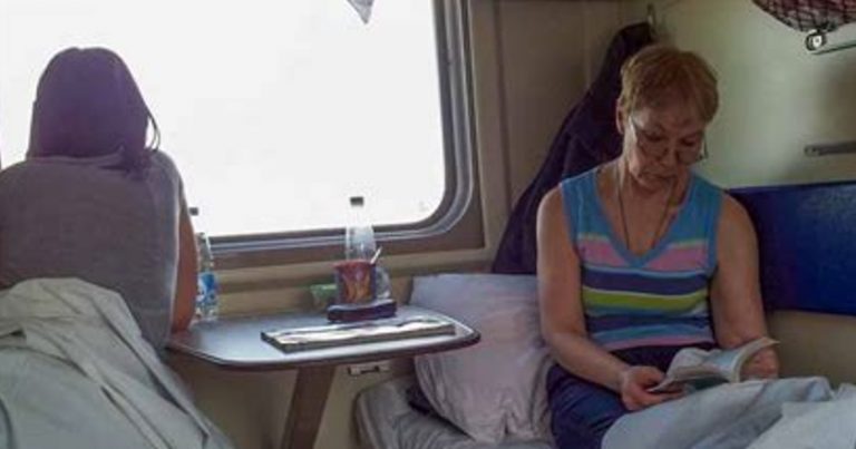 Двоє жінок вирішили поговорити у поїзді, бо думали, що я сплю і нічого не чую. А те, що я тоді почула, словами не передати.