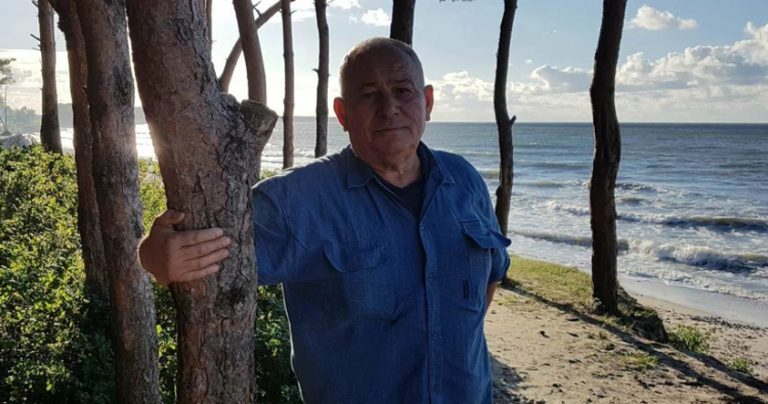 Наш сусід був дуже добрим дідом, і ми вирішили порадувати його. Зробили сюрприз та поїхали до його будинку. Чекали коли прийдуть його родичі, але на нас чекав неприємний сюрприз.