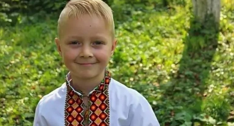 Цей неймовірний хлопчик, від якого відреклися батьки, всі свої пісні присвячує бабусі