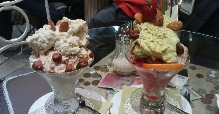 Вася з донькою сиділи у кафе, коли чоловік помітив пильний погляд пари за сусіднім столиком. А йдучи, вони передали йому записку