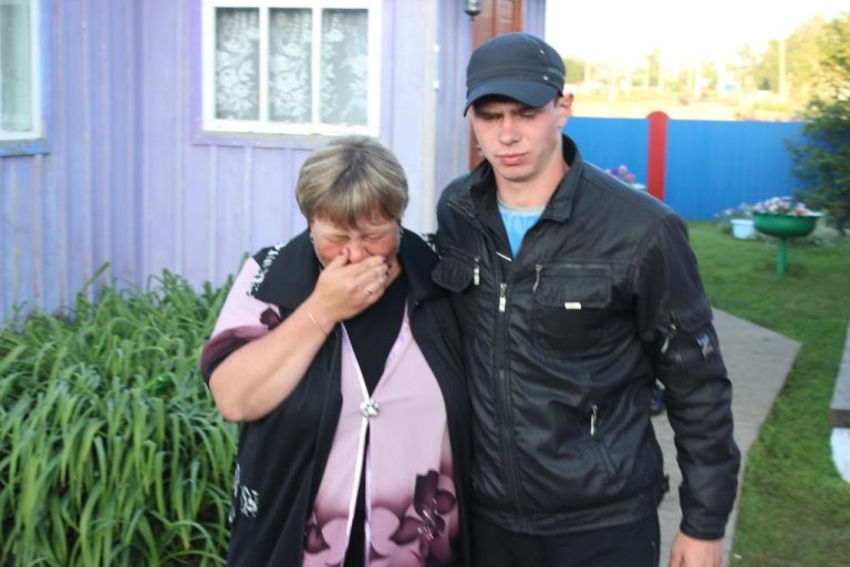 Син nідняв руку на матір. Добре, що поруч виявилася потрібна людина, яка повністю змінила до лю жінки.