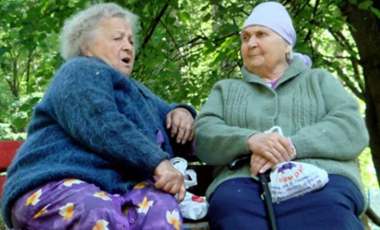 Ніна Іванівна з нетерпінням чекала появи онуків, але цього не траплялося, і ось жінка вирішила звернутися до подруги за порадою.