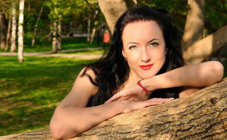 Я ніяк не могла зрозуміти, чому сестра мого чоловіка відмовляється приймати мене. Але одного разу наша сусідка пролила світло на цю таємницю.