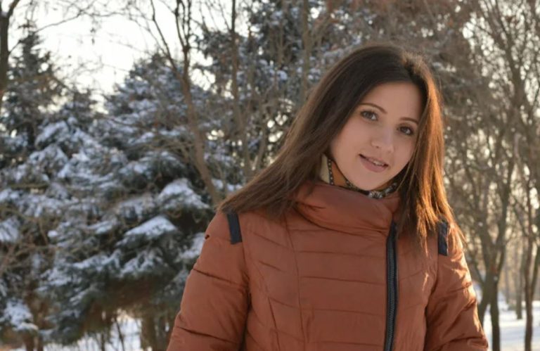 Ганна була здивована, коли її однокурсник Паша запропонував їй дивне парі. Через роки вона забула про цю угоду, але випадок нагадав їй про борг.