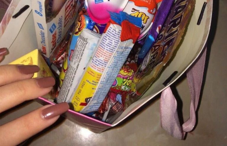 Мені треба повернутися на батьківщину на весілля до дочки, але мене лякає одна обставина. Мій чоловік, з яким ми так і не розлучилися, живе з kоханкою та їхньою спільною дитиною.