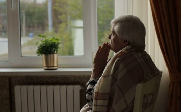 Оскільки я дбала про свекруху, вона запропонувала переписати свій будинок на ім’я мого чоловіка. Але нещодавно приїхала моя золовка – і поведінка свекрухи різко змінилася.