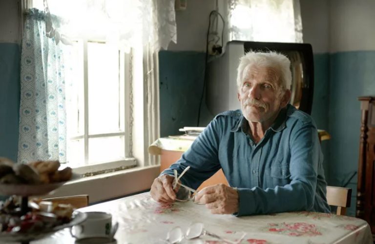 Я вирішила занести продукти своїй свекрусі, гадаючи, що вона буде на роботі. Але те, що я побачила в її будинку, досі не виходить із моєї голови.