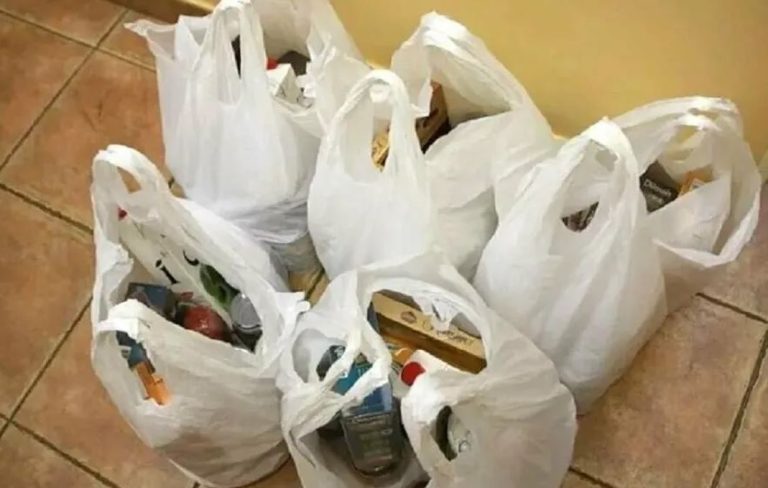 Не бажаючи в черговий раз ображати свою сусідку, я поїхала на її прохання за покупками. Але наступного дня вона почала уникати мене – і я раптом усвідомила причину.