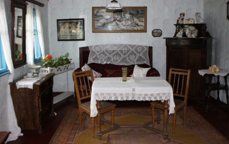 – Оксано, поспішай! Твої бабуся та дідусь уже кілька днів сваряться! – Вигукнула сусідка Галя по телефону, і Оксана помчала до села.