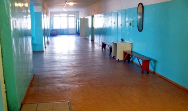 Нашу доньку часто висміювали у школі через старий одяг, і коли вчителька вкотре покликала мене до школи, я не очікував почути таке.