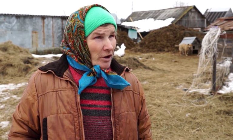 Тітка Зіна дізналася, що її племінник Андрій має проблеми в особистому житті, і вирішив прямо попрямувати до батьків дівчини, яка не хотіла за нього заміж.