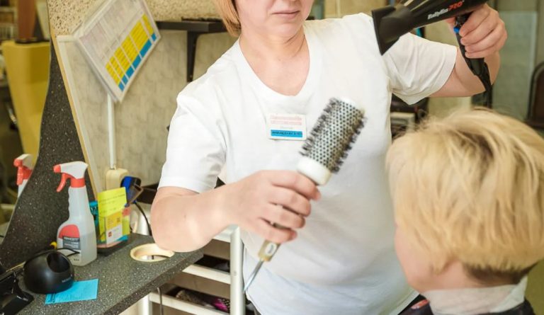 Анастасія Михайлівна довго сkаржилася на свою невістку новому перукарю в салоні краси, навіть не припускаючи, що та була подружкою її невістки Ані.