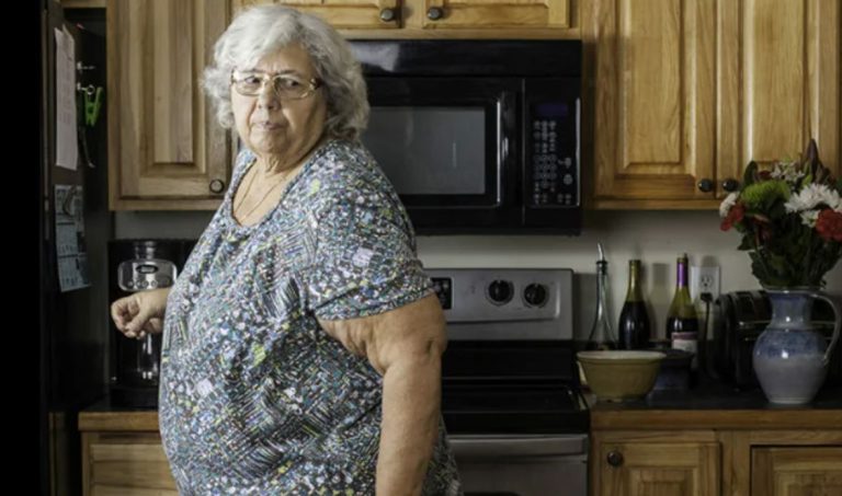 Моя свекруха – здо рова жінка 86 років. Але вона має одну жа хливу звичку, яка щоразу виводить мене з себе.