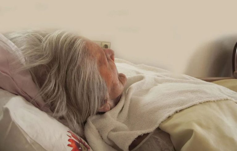 Коли здо ров’я моєї мами та бабусі погіршилося, я опинилася перед важким вибором: кого з них мені доглядати?