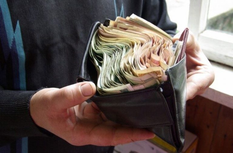 Коли я в житті досяг великих висот, всі почали вважати, що я пови нен допомагати своєму молодшому братові. Але найбільше мене здивувала позиція нашої матері.