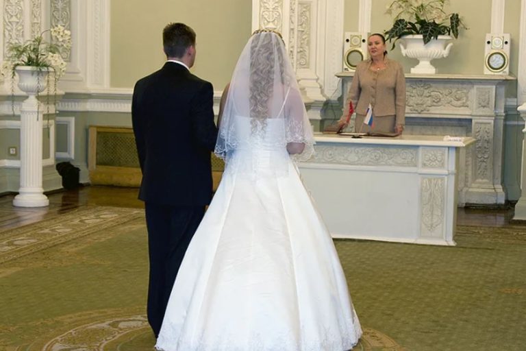 Денис не міг зрозуміти, чому йому не щастить у особистому житті. Але якось він познайомився зі старим Михайлом, який зізнався у своєму жа хливому вчинку.