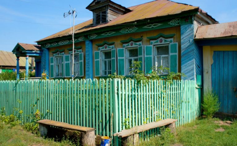 Вадим та Ольга знайшли оголошення про будиночок їхньої мрії за напрочуд низькою ціною. Але була одна умова: до будинку додавався якийсь мешканець Петька.