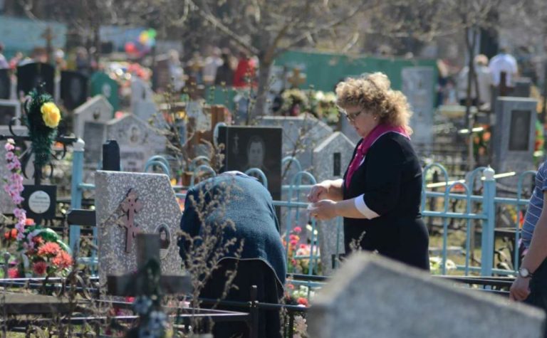 Одного разу наша сусідка висловила здивування, зазначивши, що зазвичай вважається непристойним їсти на цвинтарі.