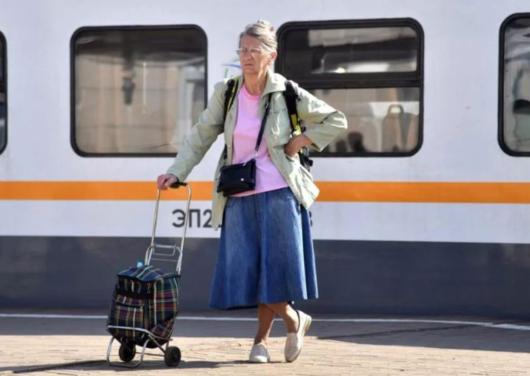 Коли мені вдалося вирішити питання з документами, я повернулася на батьківщину, сподіваючись зробити сюрприз своїм близьким. Але на батьківщині на мене чекали потрясіння та розчарування.