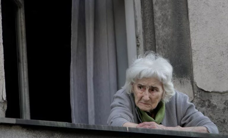 Коли до Ірини переїхали син зі своєю великою родиною, її здоров’я почало погіршуватися. Однак, коли вона оголосила про свої проблеми, у будинку почало щось змінюватися.