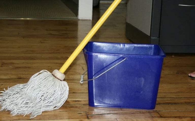 ”Ало, Юля, чекаю тебе в себе вдома за годину для прибирання. Не смій спізнюватися!” – сказала свекруха і повісила трубку. Юля, сидячи в офісі, мало не луснула від люті.