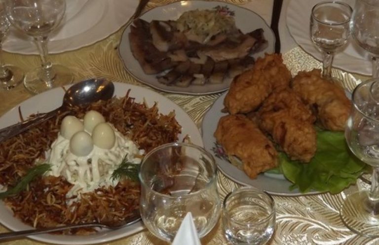 Свекруха обожнювала свою доньку, але те, що трапилося під час вечері на честь річниці їх із свекром весілля, я стерпіти вже не змогла.