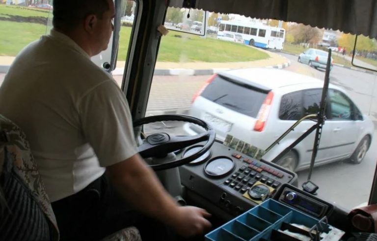 Коли ми росли, наша сім’я зазнавала матеріальних труднощів. Мати працювала у місцевому магазині продавщицею, а батько – водієм автобуса. Несподівано батько покинув нашу сім’ю, але не за ради іншої жінки. Причину ми дізналися набагато пізніше.