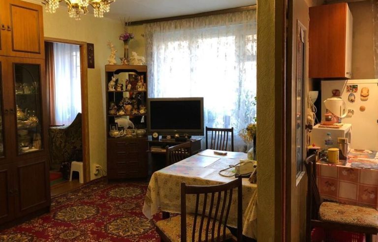 Щойно бабуся пішла на той світ, раптом з’явилися мама та зведена сестра. Їхньою справжньою метою була квартира, яку бабуся залишила мені.