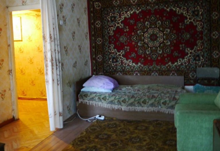 Катя дуже важко переживала смер ть матері, і вважала зрад никами батька та сестру, які з теплотою прийняли “нову” маму.