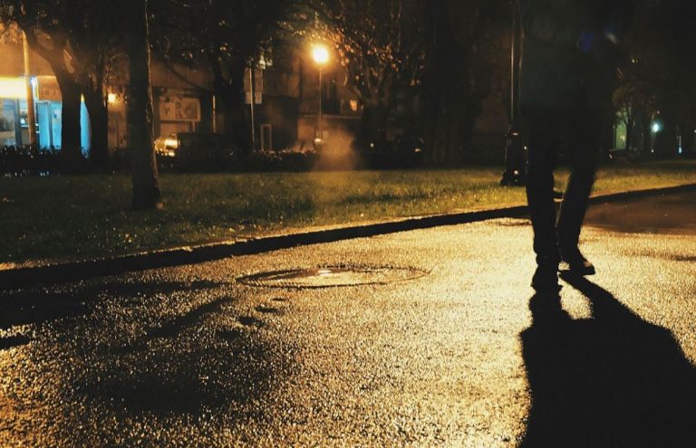 Михайло наближався до свого будинку, але побачив, що група чоловіків чіплялася до його сусідки Наталі. Він вирішив втрутитися і це змінило його життя