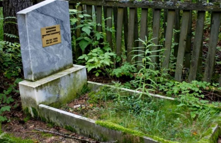 Побувавши на nохороні батька, а потім і на його моrилі, Юлія зрозуміла, що він зіпсував життя не лише їй та мамі.