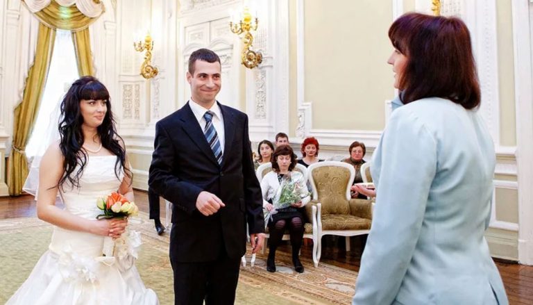 Микола відчинив двері своїй нареченій Людмилі, і вони бадьоро увійшли до РАГСу. Усередині співробітники награно усміхалися. – Ну, вітаємо, Миколо Васильовичу! Знову повернулися? – привітала літня співробітниця, натякаючи на його часті візити.