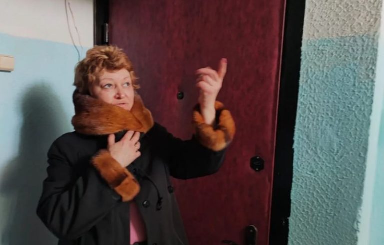 Поки Катя намагалася заспокоїти сина, який плаче вночі, до неї заявилася мати, з якою вона не бачилася більшу частину свого життя. Мати повернулася не за прощенням, а з вимогою.