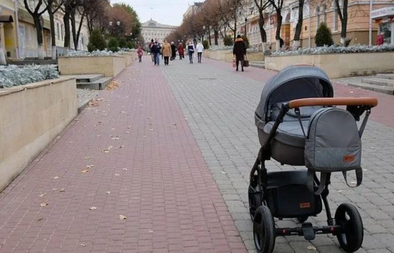 Маринка росла з бабусею та дідусем через невідповідальну матір. Вона завжди захищала матір навіть тоді, коли та залишила у дочки свого новонарод женого сина і зникла.