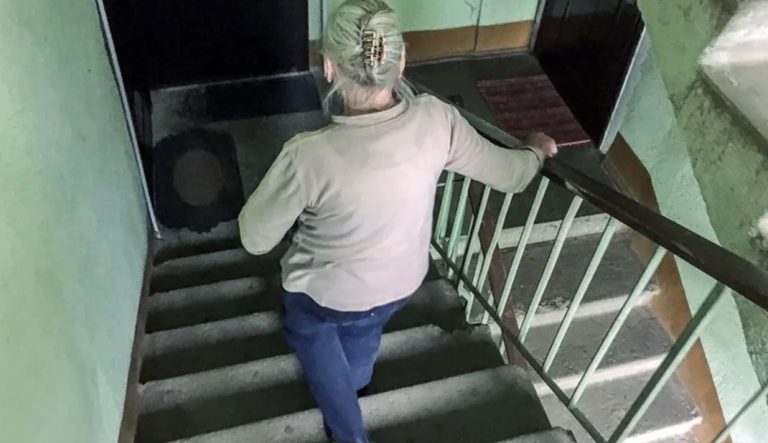 Оксана вирішила зайти до сусіда, який дуже довго шумів, але зайшовши до його будинку, вона не повірила своїм очам. Цей день став вирішальним у її житті.