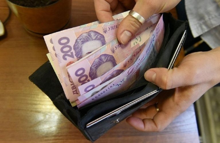 Якось Андрій непомітно увійшов до кімнати бабусі і зупинився біля її комода, маючи намір непомітно дістати її пенсію. Потім він сто разів пошкодував про цей вчинок.