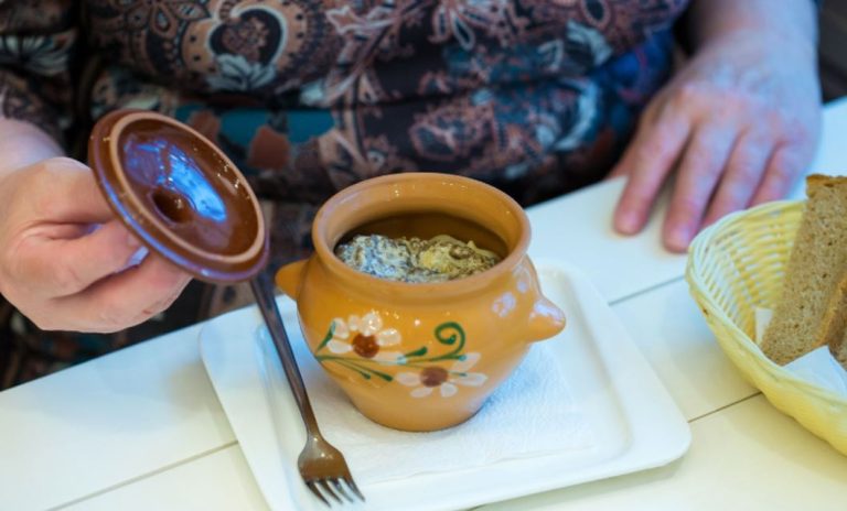 Два роки тому з рідного міста я переїхала до столиці на навчання. Спочатку все було чудово, але з недавніх пір до мене постійно приїжджають родичі з ночівлями. Майже кожен день!