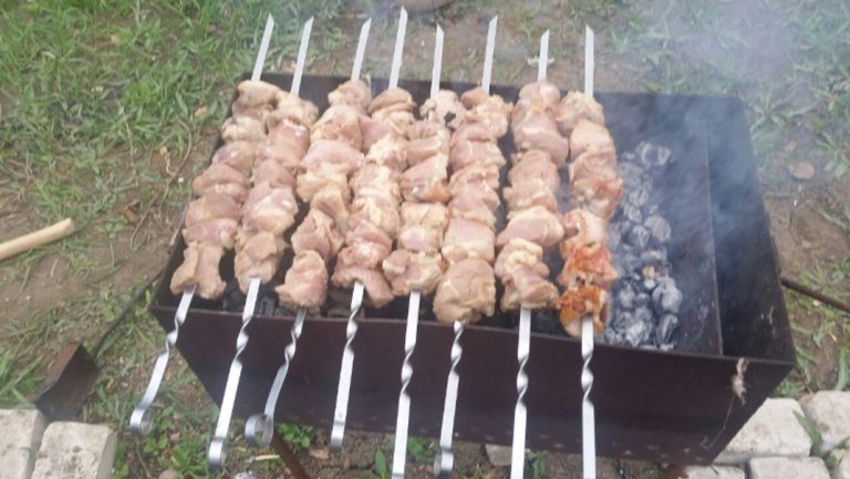 У молодості я завжди ганялася за успіхом та грошима. Зараз мені 54. Так, успіху я досягла, грошей заробила чимало, але я зовсім одна. Через те, що я весь цей час уникала навіть родичів, у мене не залишилося буквально нікого.