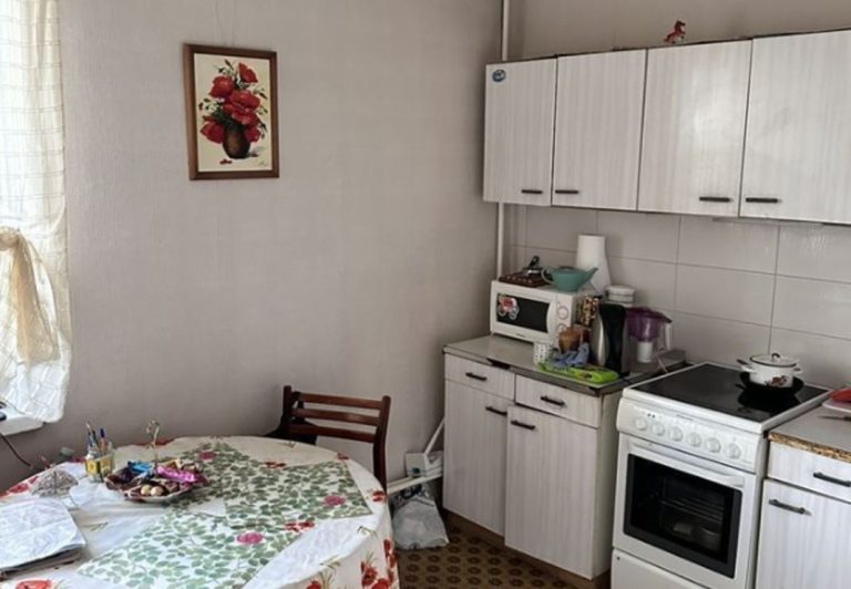 Віра завжди зазнавала невиправданої критики від матері. Позбувшись її пазурів, дівчина й подумати не могла, що знову потрапить у ці сіті.