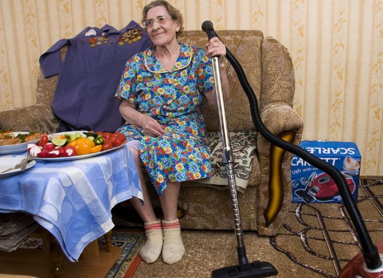 Бабуся мого чоловіка здавалася мені милою старенькою. Але коли вона почала приїжджати до нас у гості – моя думка різко змінилася.