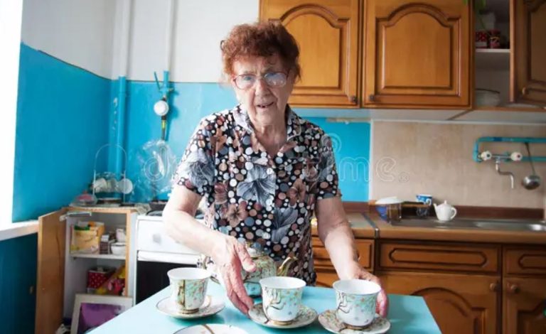 Якось я набралася сміливості і вирішила поговорити з бабусею, яку я доглядала сама, про її квартиру. Але її відповідь залишила мене здивованою.