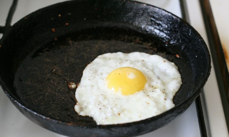 Мені було 12 років, коли я вирішила посмажити яєчню для маленького та голодного брата. Тільки от гаряча сковорідка підслизнула з рук і обпекла мені ноги, ще й килимок у кухні зіпсувала. Я з жа хом чекала, що зараз прийде мама і.