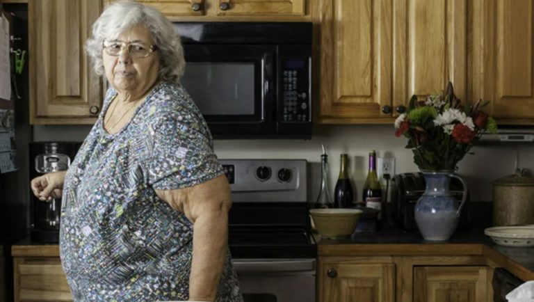 Втомившись від постійного втручання свекрухи в нашу родину, я поїхала працювати за кордон. Але коли я повернулася, то розчарувалася і в дітях.