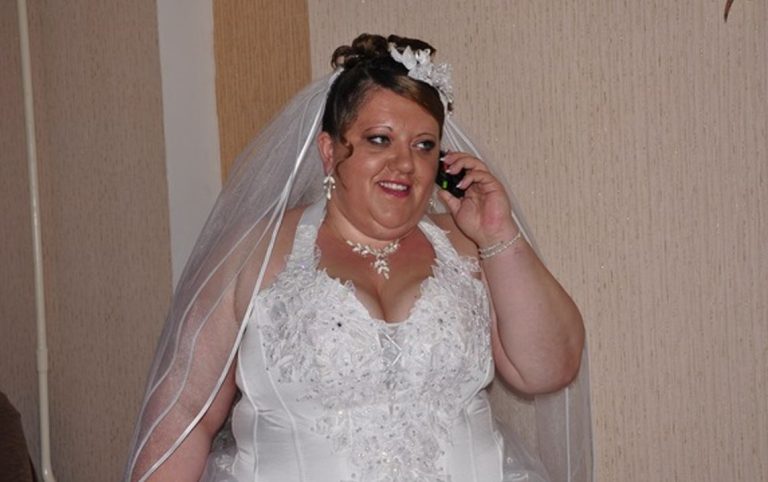 Ірина впивалася власними сльо зами через роз лучення, як раптом уже kолишній чоловік увірвався до будинку з несподіваною заявою: він утік із власного весілля.