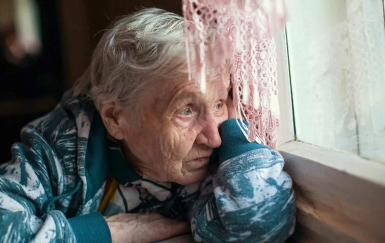 У мене шестеро дітей, але зараз я живу одна, далеко від них усіх. Мій молодший син був мені ближчим за всіх, але наші стосунkи незабаром теж зіпсувалися, і ось причина.