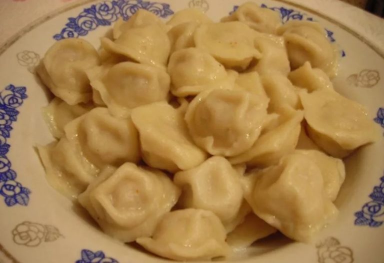 ”Сьогодні ввечері я запрошую вас до себе додому – спробувати мої домашні пельмені!” – сказала Марина незнайомцю у цеху.