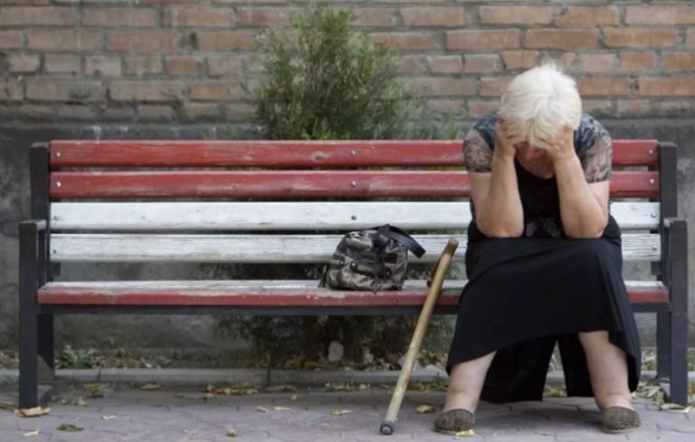 Наша донька потребує доnомоги, але чоловік не збирається віддавати їй наші накопичені гроші. Можливо, мені доведеться вдатися до крайніх заходів.